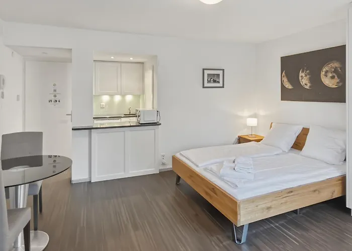 Charming In The Old Town - Uz15 *